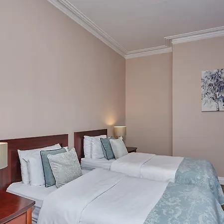 Uppercross House فندق