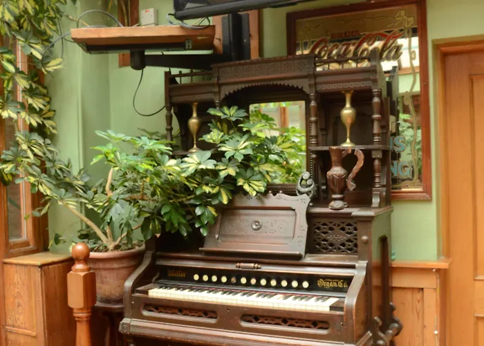 Hotel Uppercross House