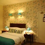 Uppercross House 3*