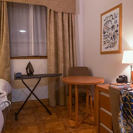 Uppercross House 3*