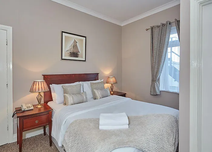 Uppercross House 호텔 3*