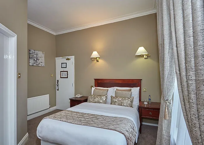 Uppercross House Hotel 3*