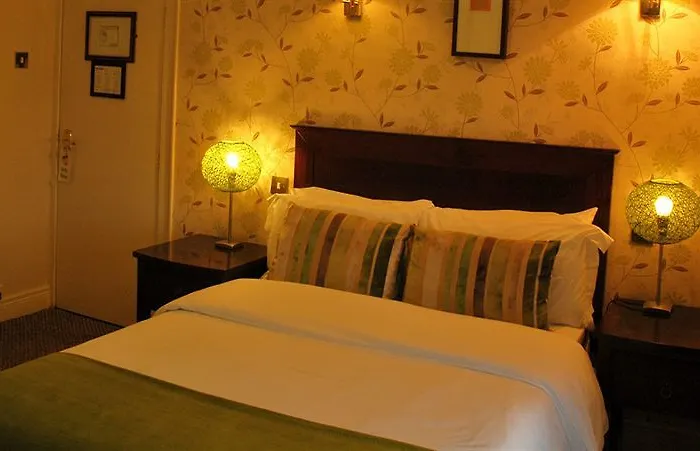 Uppercross House 3*