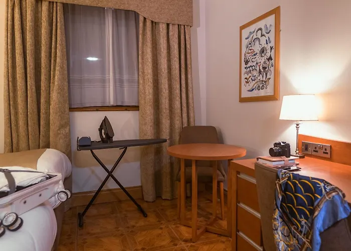 Uppercross House 3*