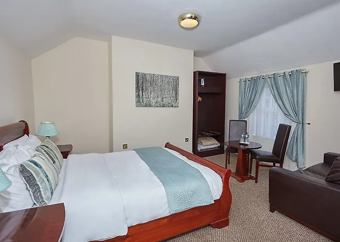 Uppercross House 3*