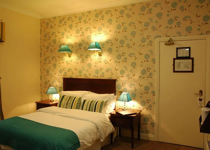 Uppercross House 3*