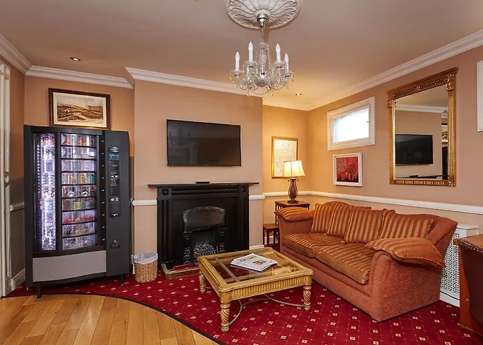 Uppercross House 3*