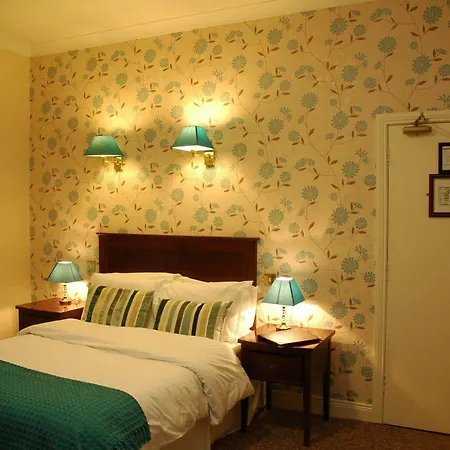 Uppercross House 3*